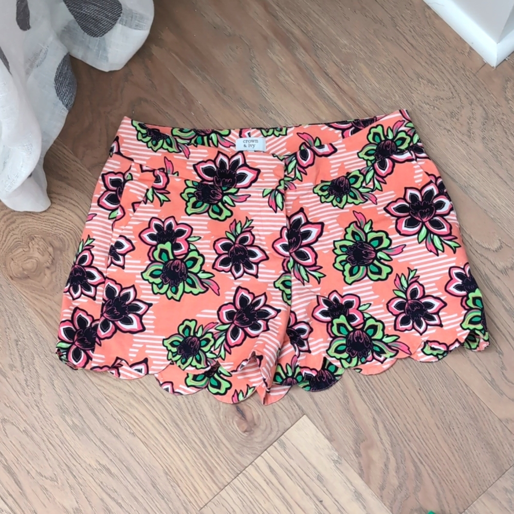 Crown & Ivy Scalloped Hem Shorts S